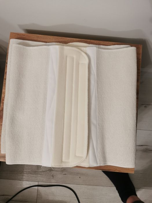 Pas brzuszny Pani Teresy po operacji