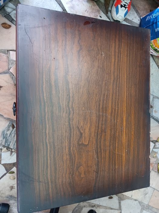 Mesa de cabeceira em madeira escura