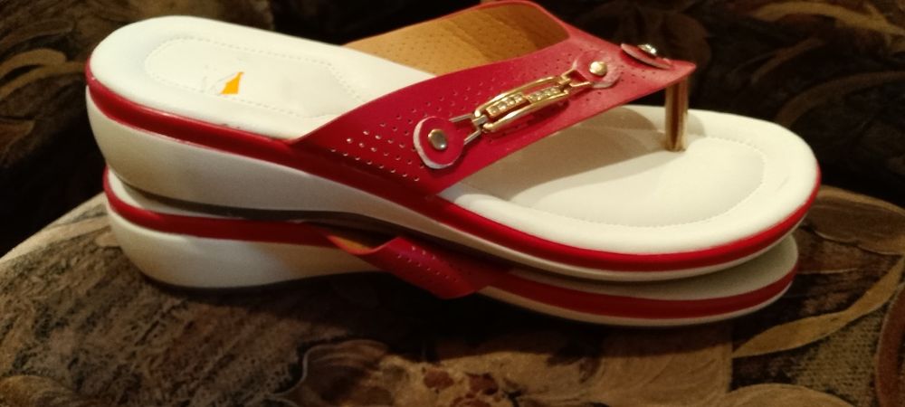 Продам шлепки 39размер цвет красный новые