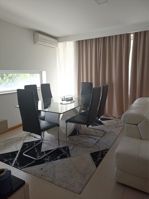 Mesa e cadeiras de sala de jantar
