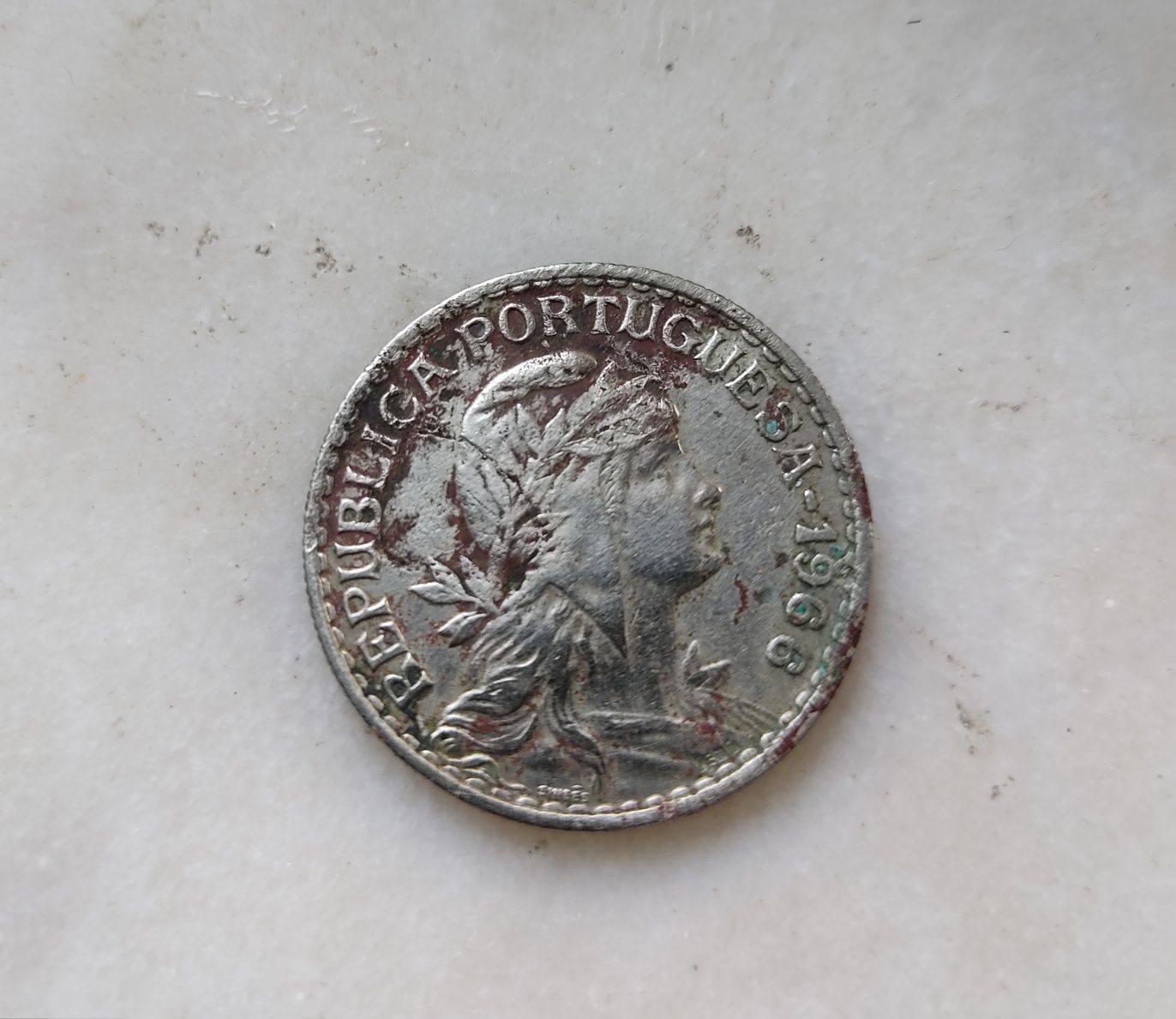 Vendo várias moedas de 50 centavos e 1 escudo