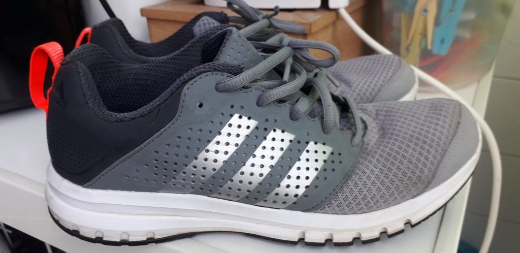 Tênis/ sapatilhas ADIDAS, Tam.8,5(42). Como novos.

Entrega em Vila Fr