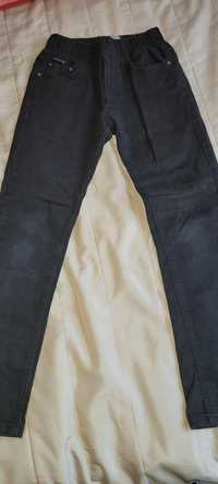 Czarne spodnie dżinsowe chłopięce 146 cm