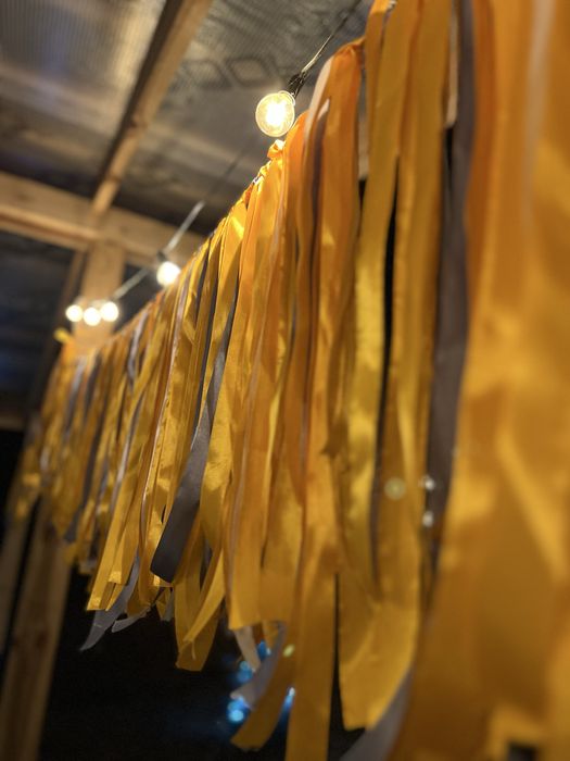 Декоративна гірлянда з атласних стрічок