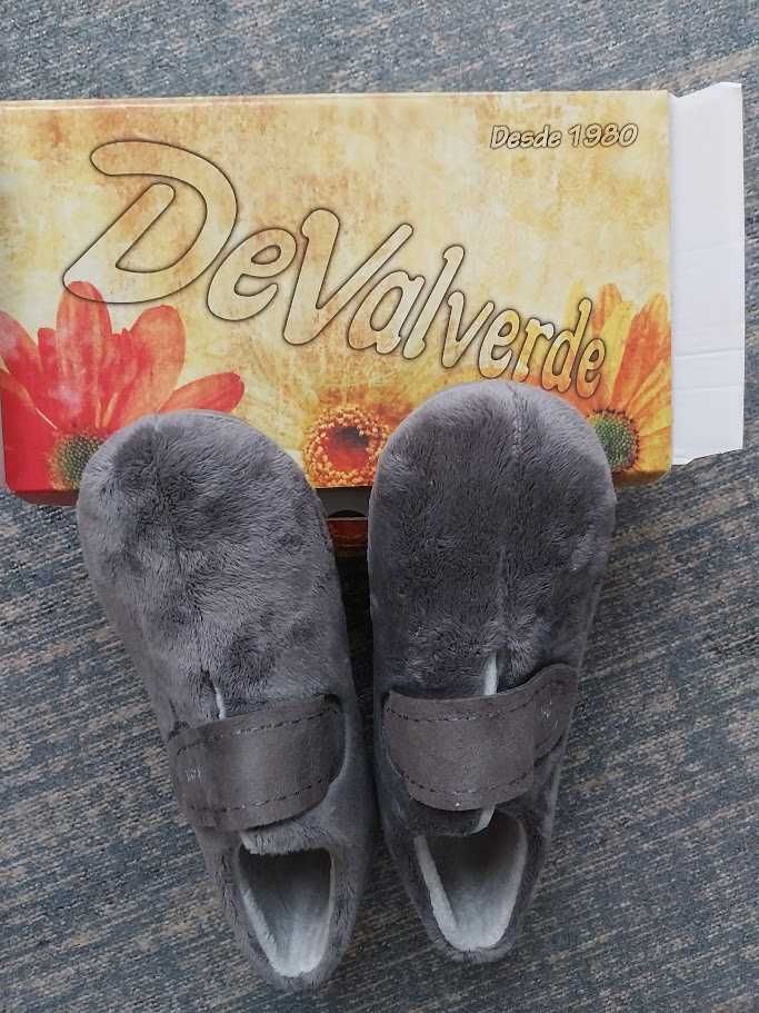 Pantufas confortáveis novas