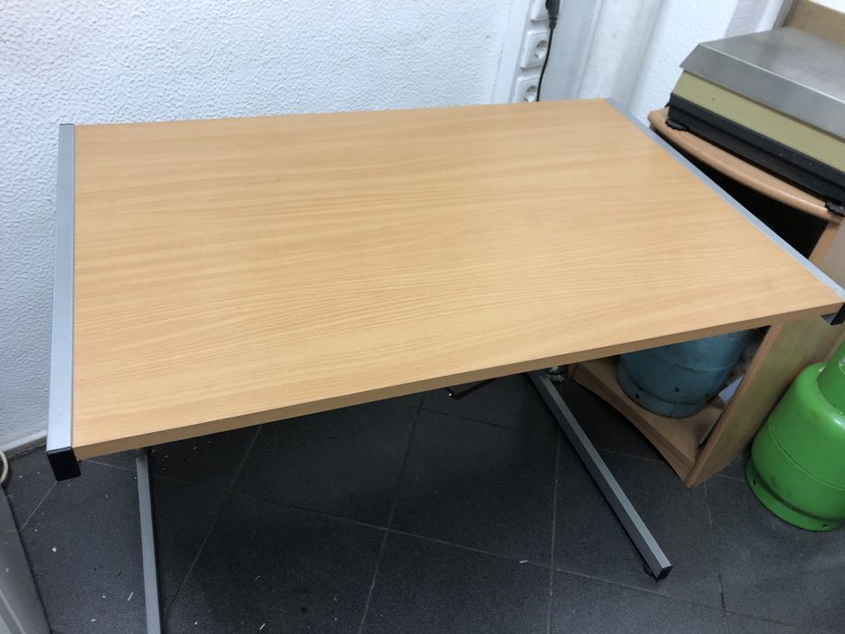 Secretária estrutura em chapa lacada tampo madeira