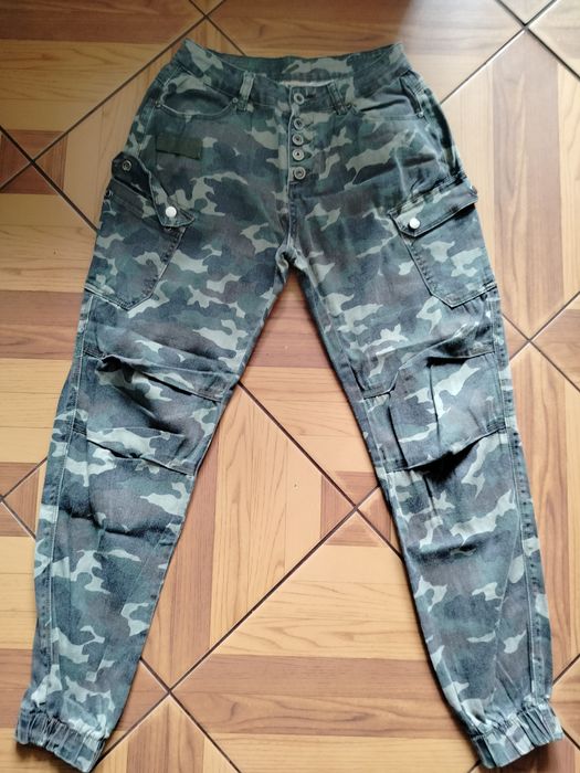 Spodnie bojówki z kieszonkami