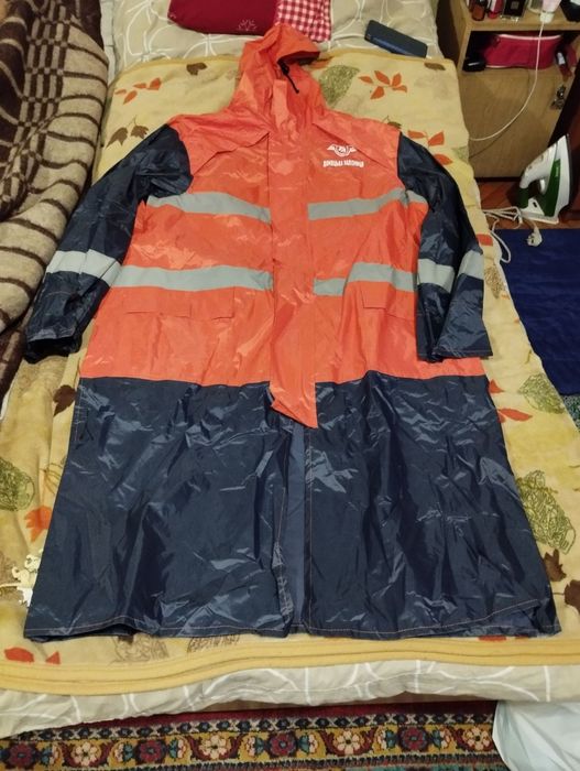 Плащ водостойкий.