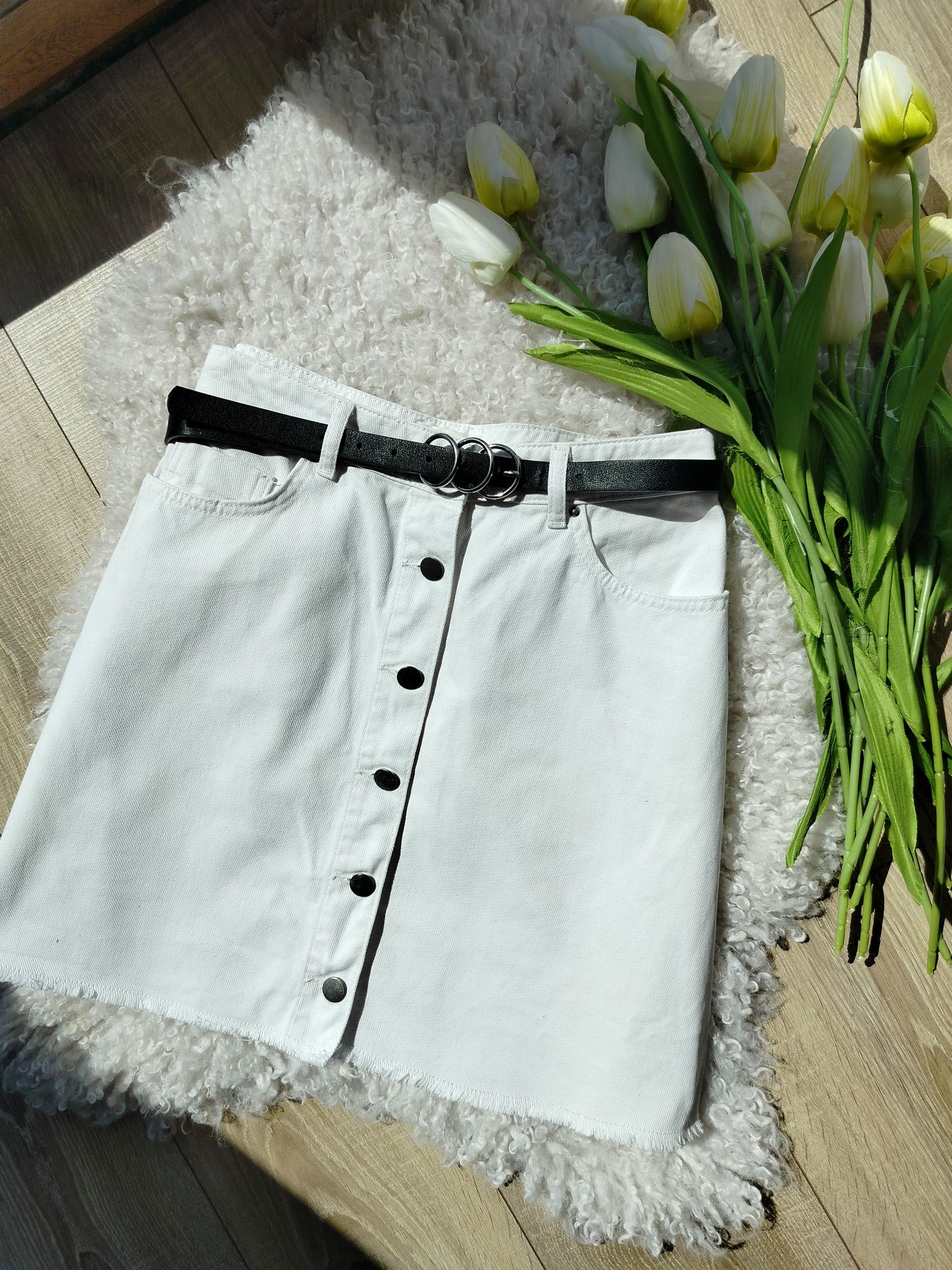 biała spódnica z wysokim stanem trapezowa z guzikami jeansowa