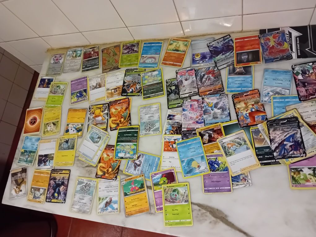 Conjunto de 150 Cartas Pokémon Diversas