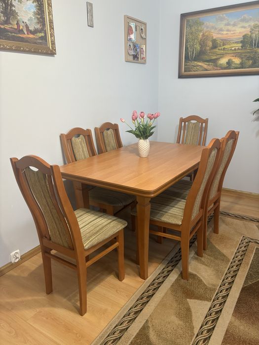 Zestaw mebli stan idealny. Stół z krzeslami , szafa i komoda .