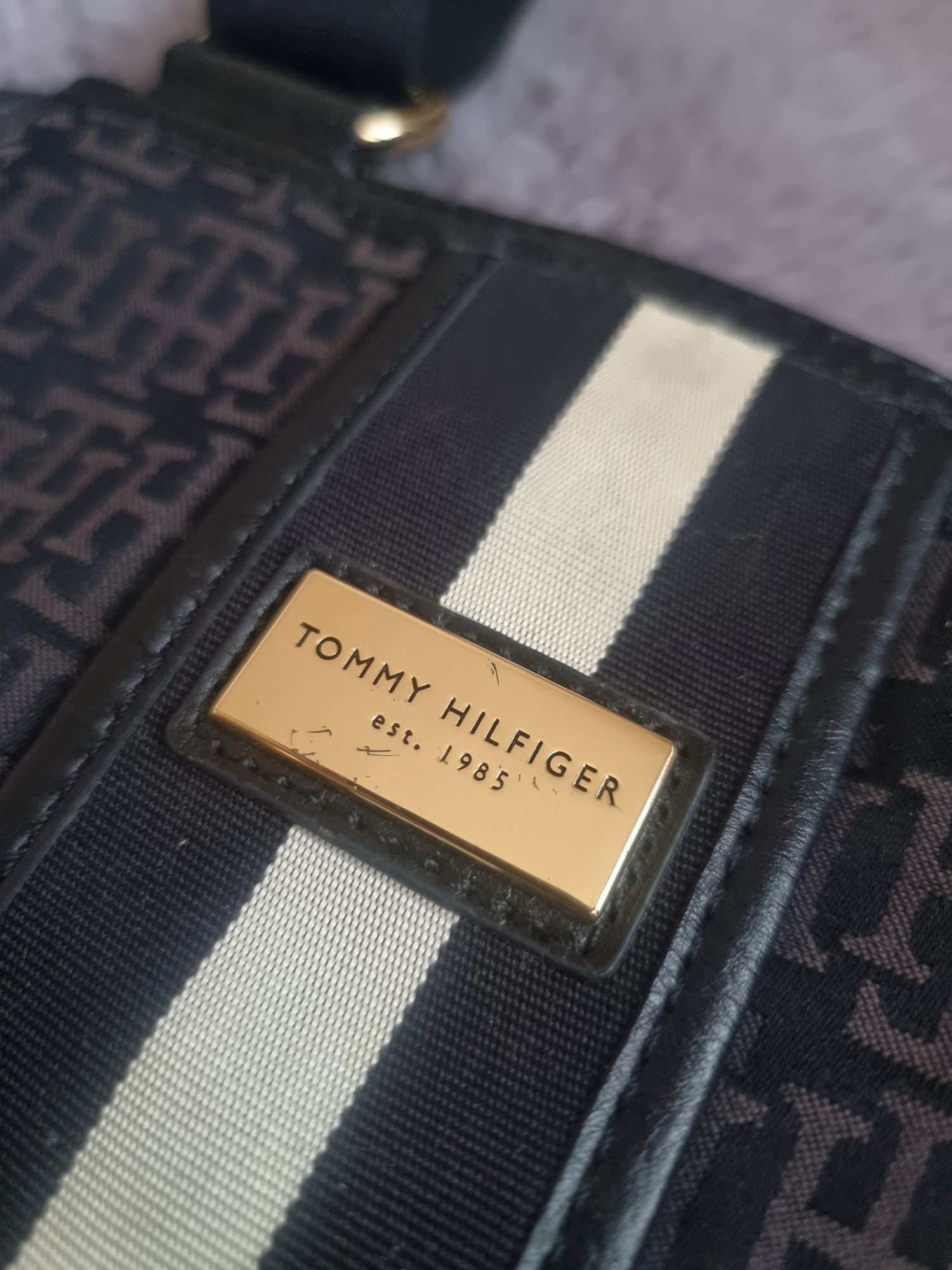 Torebka na ramię listonoszka Tommy Hilfiger monogram logowana