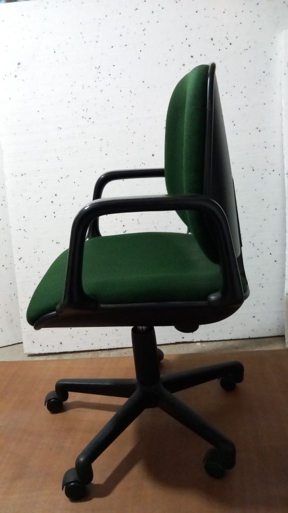 Cadeira de escritório com apoio de braços e rodas