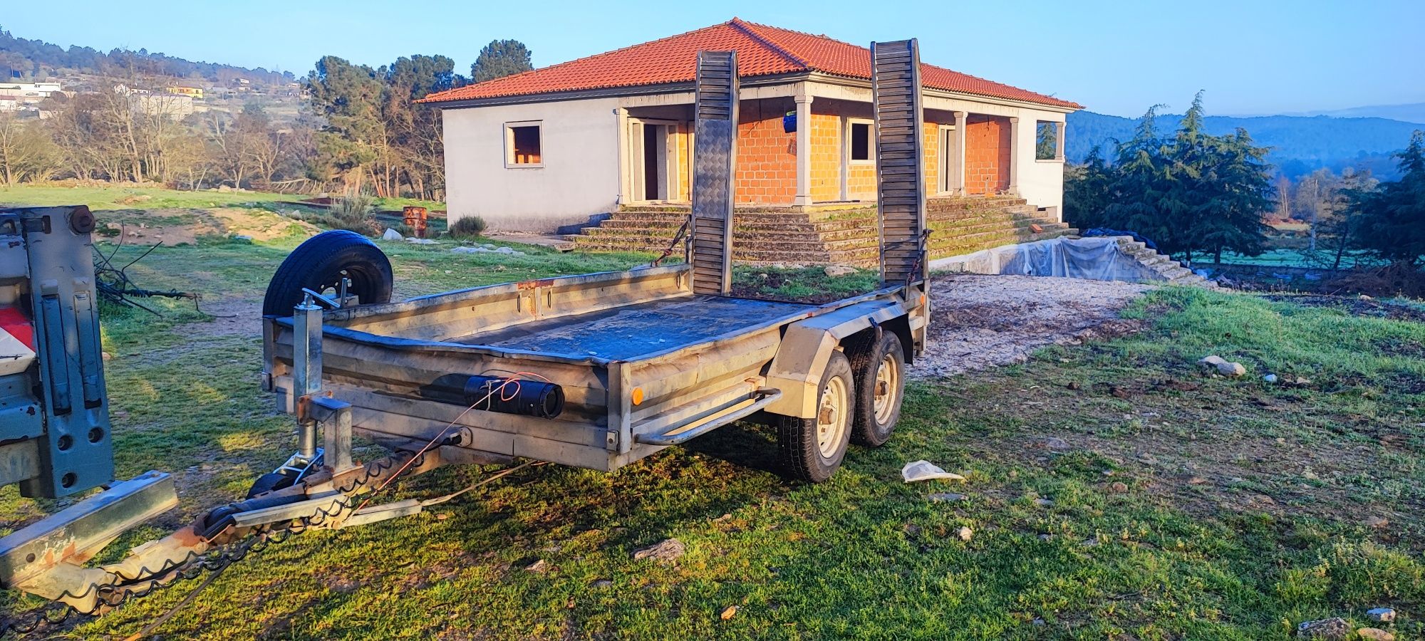 Reboque porta máquinas