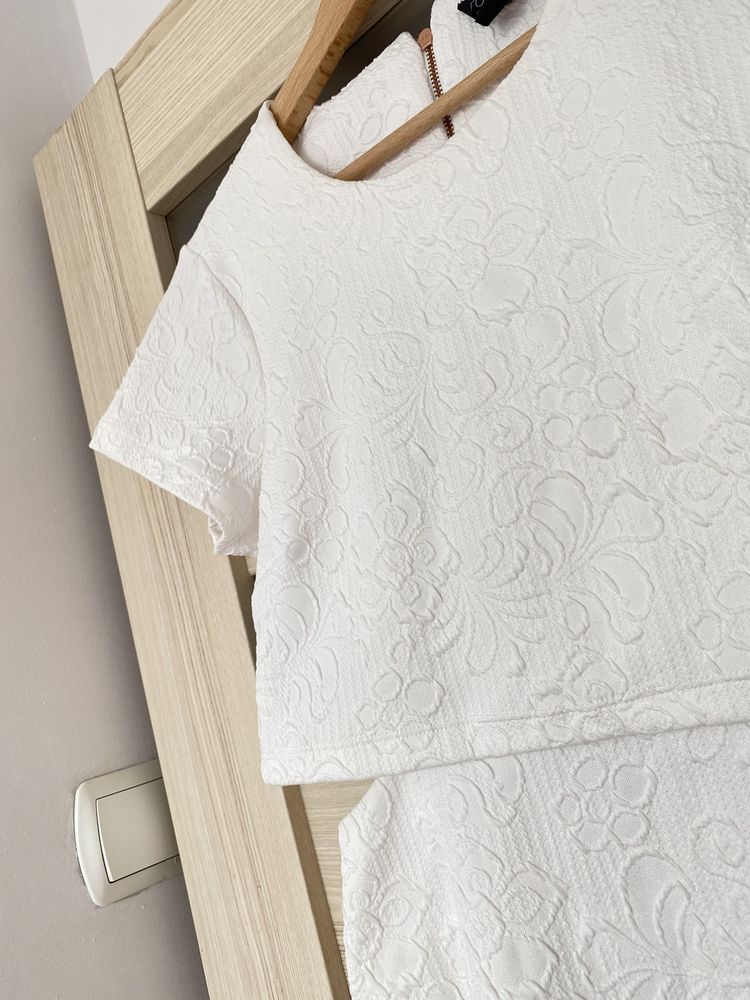 Biała sukienka z wycięciami na bokach wzory koronka zamek topshop