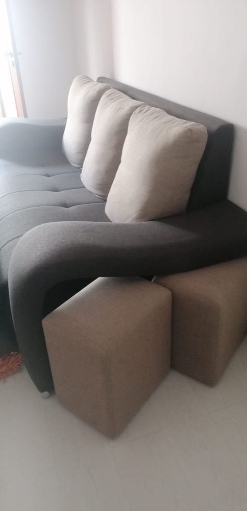Sofa com 3 lugares  2 puffs pequenos e um grande