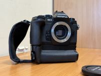 Aparat Olympus OM-DE-1. Falgowiec. Grip + lampa błyskowa.