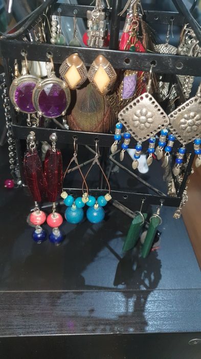 Vendo expositor em ferro com mais de 35 pares de brincos