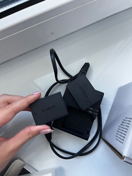 Canon 1200D + 18–55mm (kit) + 2 батареї + зарядка + кабель