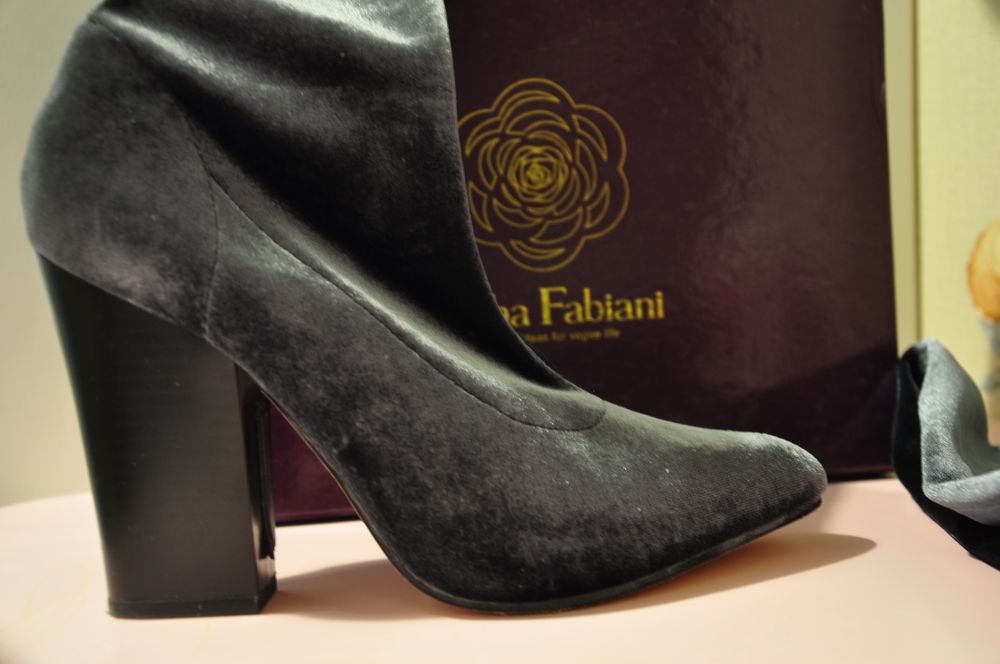 Гарні високі чоботи