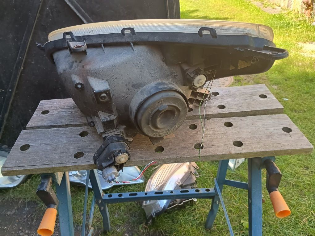 Toyota RAV4 II lampa przednia prawa