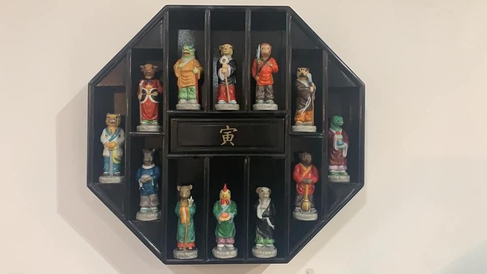 Movel expositor oriental com 12 figuras do zoodiaco chines em porcelan