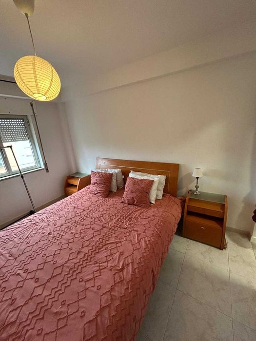 Lindo quarto com banheiro em Almada!