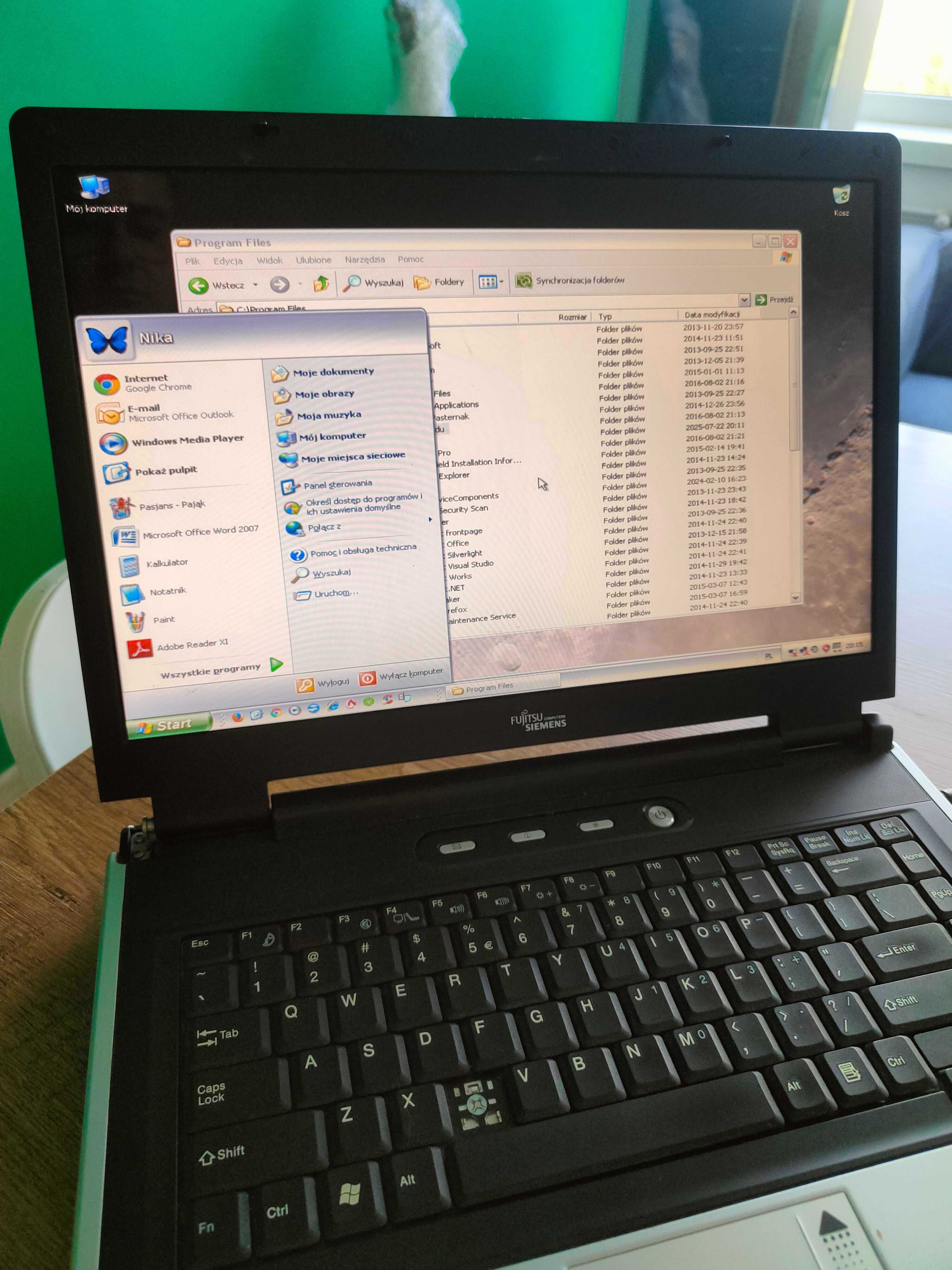 Laptop retro Fujitsu Siemens Amilo A1645 z Windows XP – sprawny!
