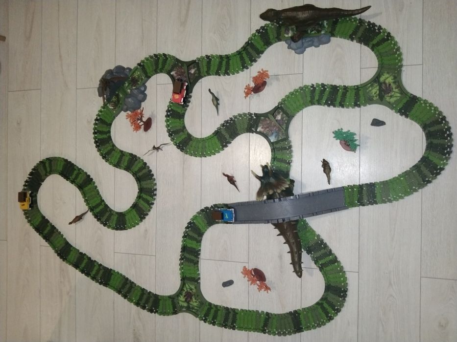 Tor samochodowy Dino mundi 3w1 tyranozaur, triceratops i pterozaur