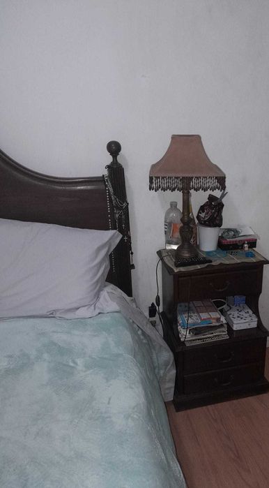 Cama e mesinhas em castanho com colchão 400€