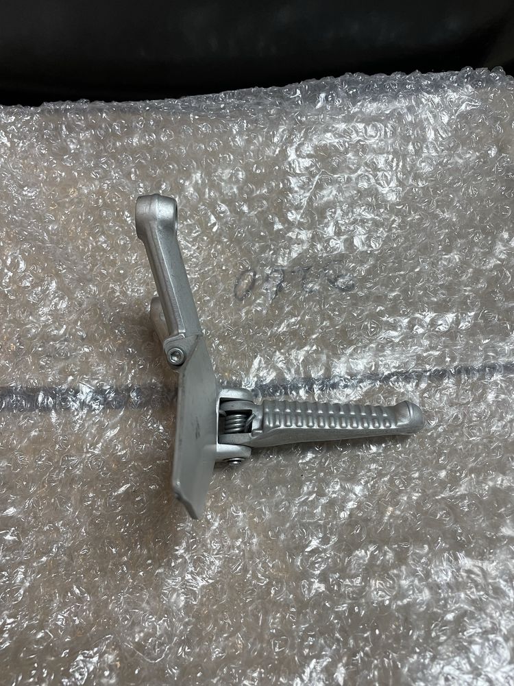 Set prawy podnóżek Ducati 749 . 999
