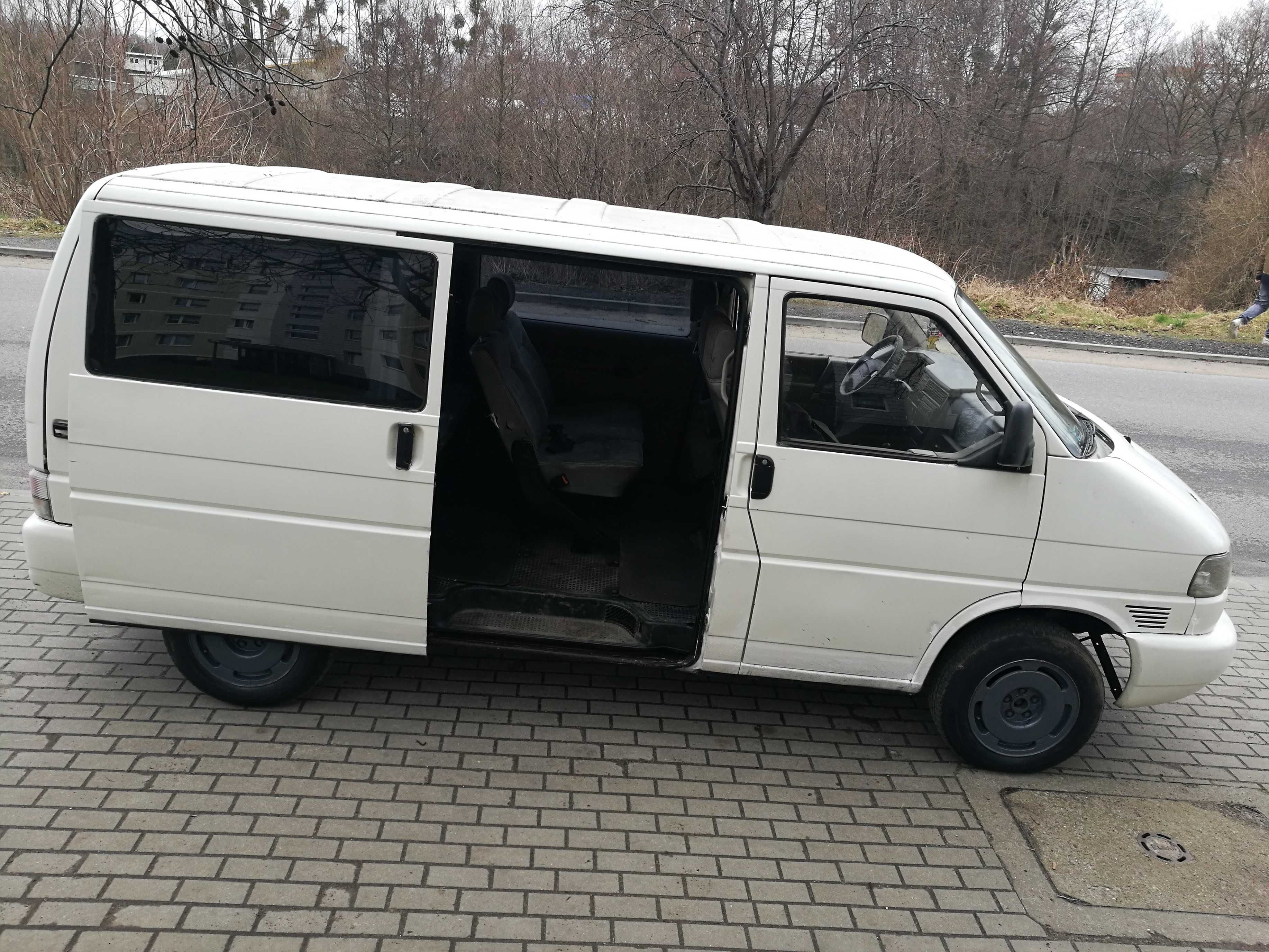 VW CARAVELLA 9 osob. rok 97 lift. poj 2.4 zwykły Diesel.