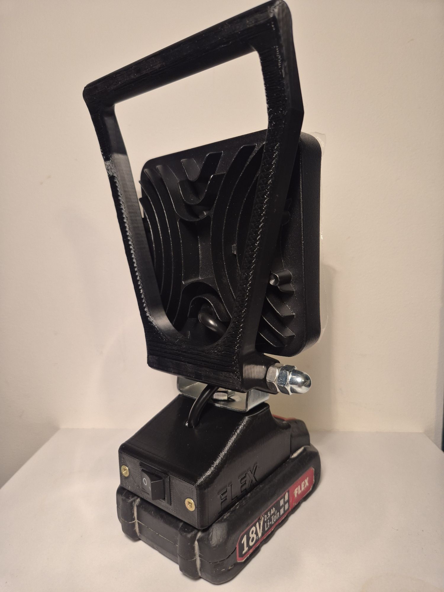 Milwaukee M18 Lampa led z adapterem do akumulatorów