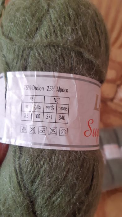 Нитки напівшерстяні, нові 6 мотків