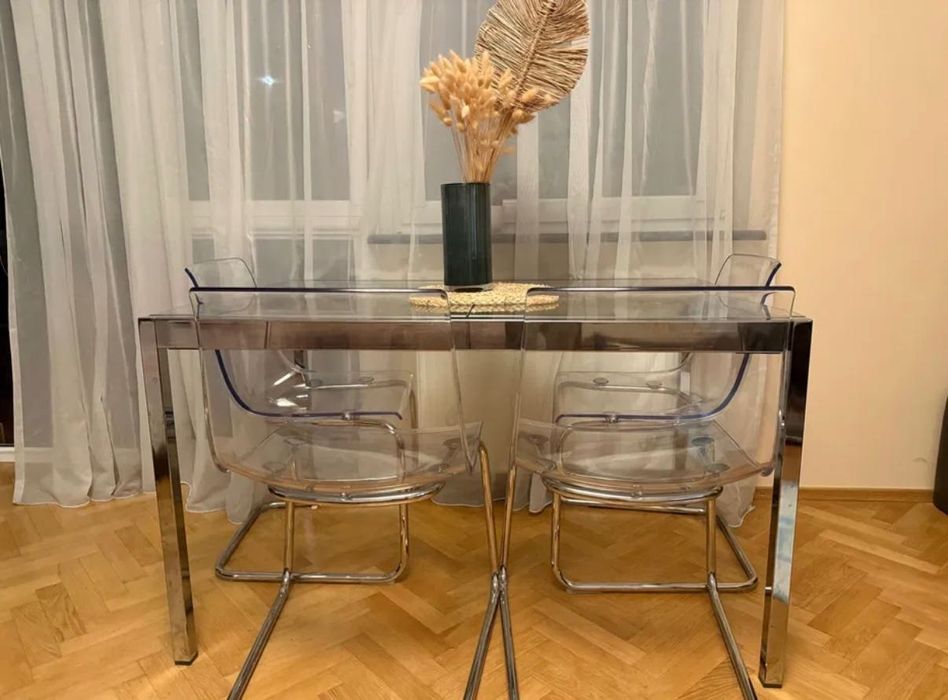 Stół plus krzesła