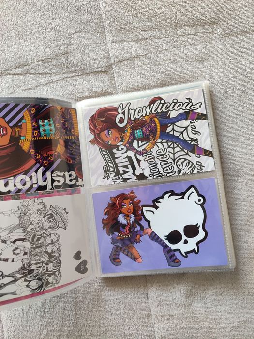 Caderneta Monster High Quase Completa