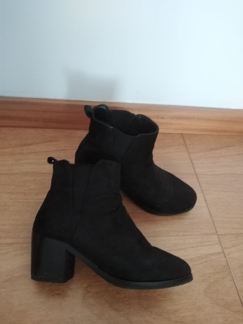 Botas bejes 36, pretas e camel 35