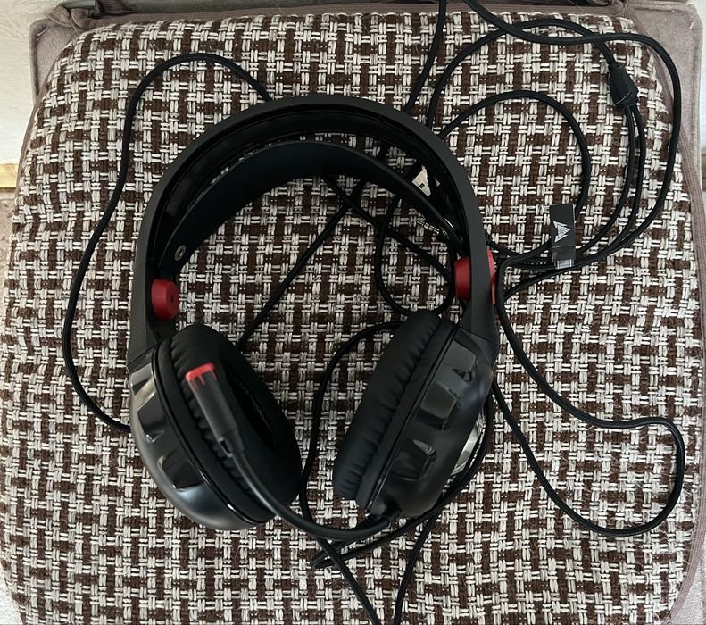 Продам ігрові навушники з мікрофоном та червоною підсвіткою