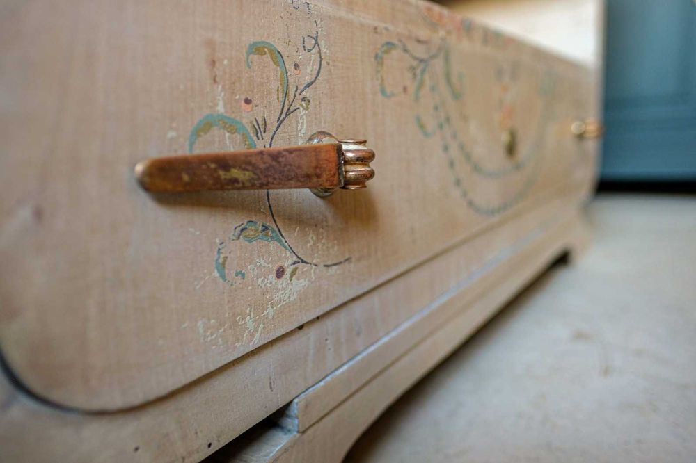 Consola Deco com pintura decorariva.
