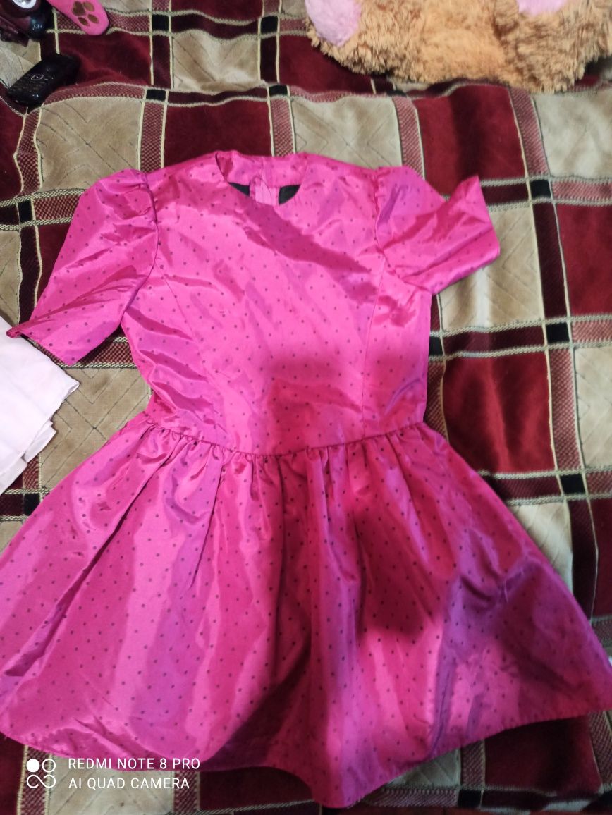 Продам детские платья на 5-6лет
