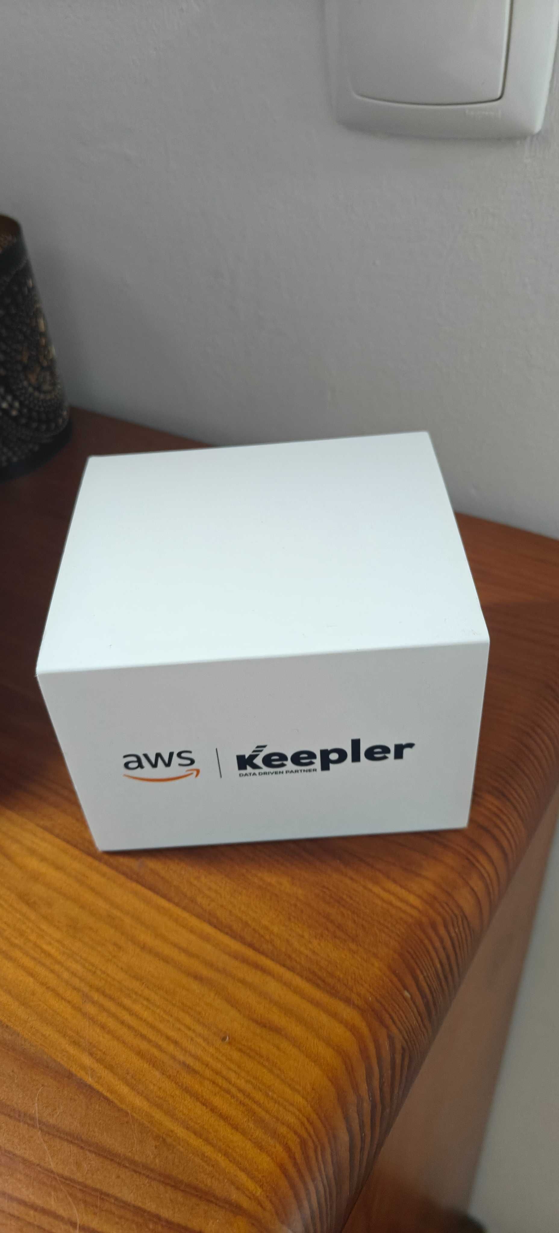 Carregador com stand para telemovél