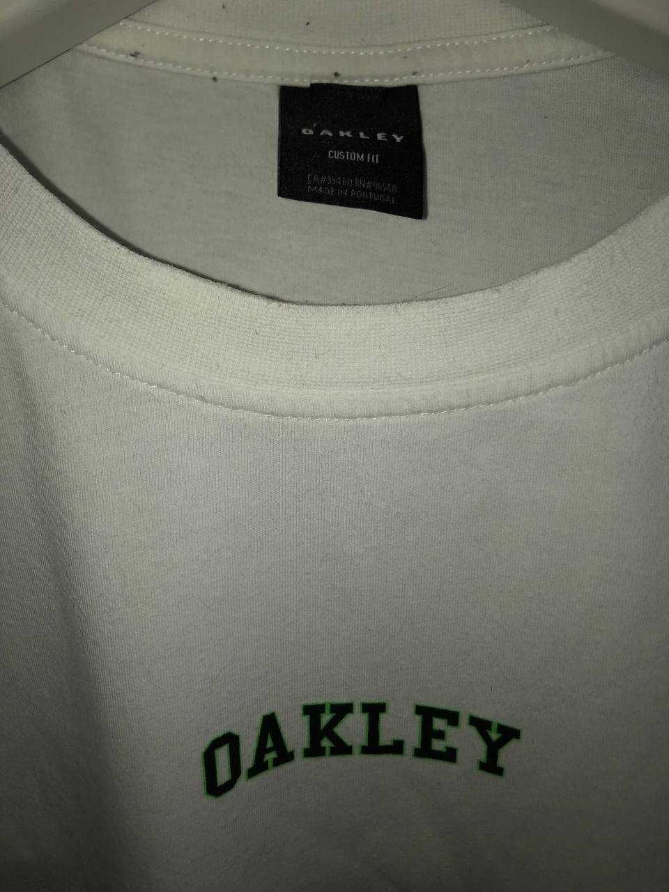 футболка oakley белая
