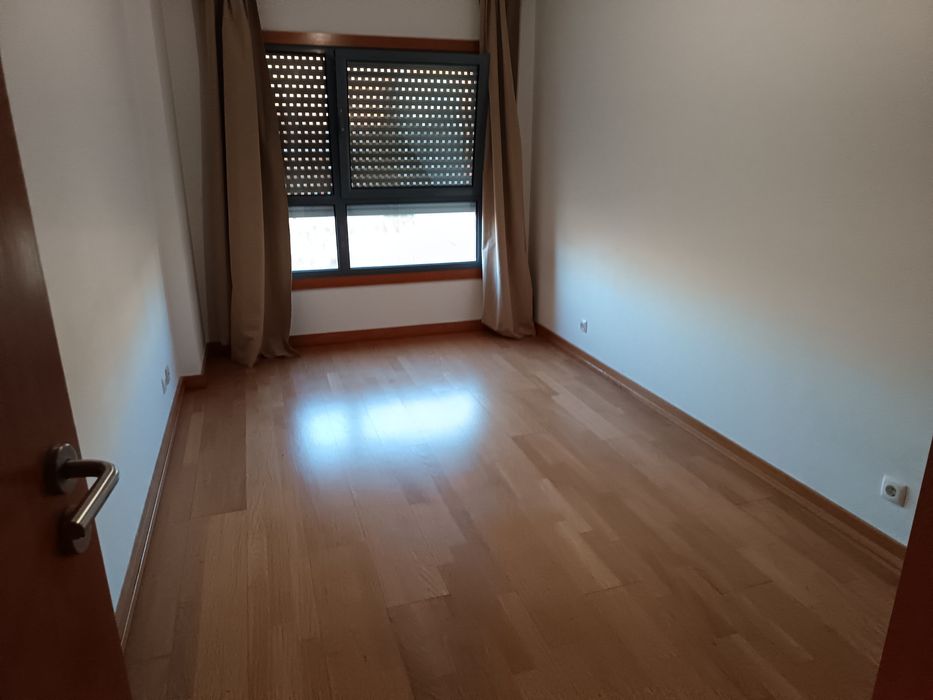 Apartamento T2 em excelente estado. Com varanda e parqueamento
