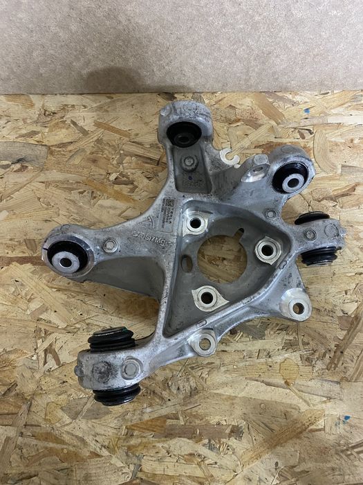 Tesla Model 3 кулак поворотний задній правий , цапфа