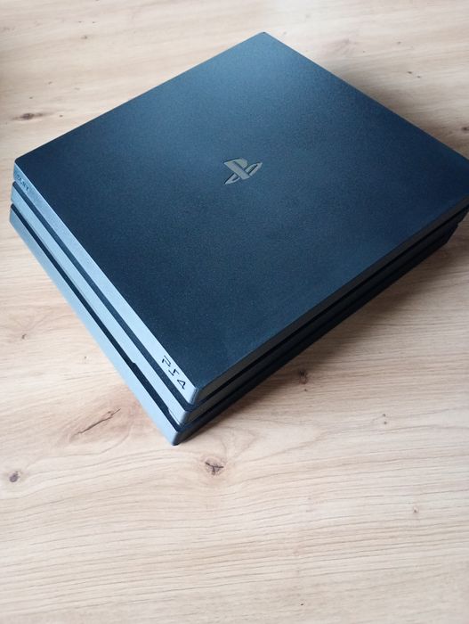 PlayStation 4 PS4 PRO + przewody + pad Hall efekt. Zadbana
