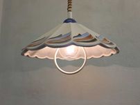 Lampa kuchenna ceramiczna ręcznie malowana niebiesko biała rozciągana