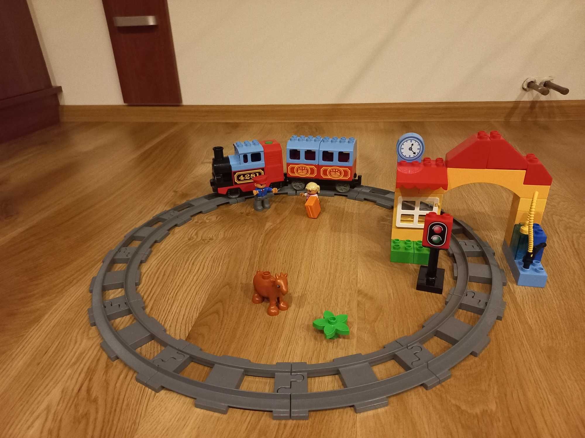 LEGO DUPLO - Pociąg na baterie + wagonik + stacja + 3xfigurka