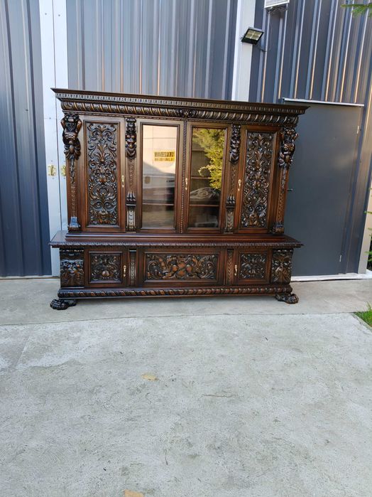 Biblioteka lwie łapy antyk po renowacji