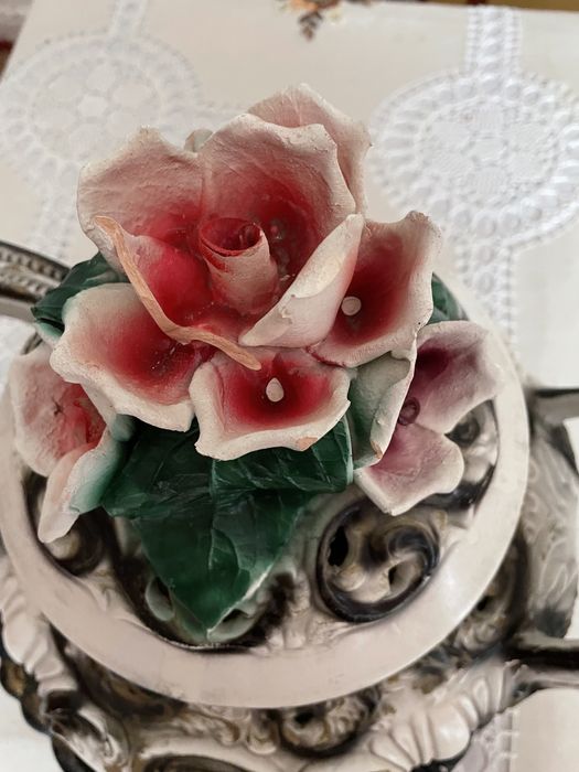 Porcelanowa waza z kwiatami rękodzieło