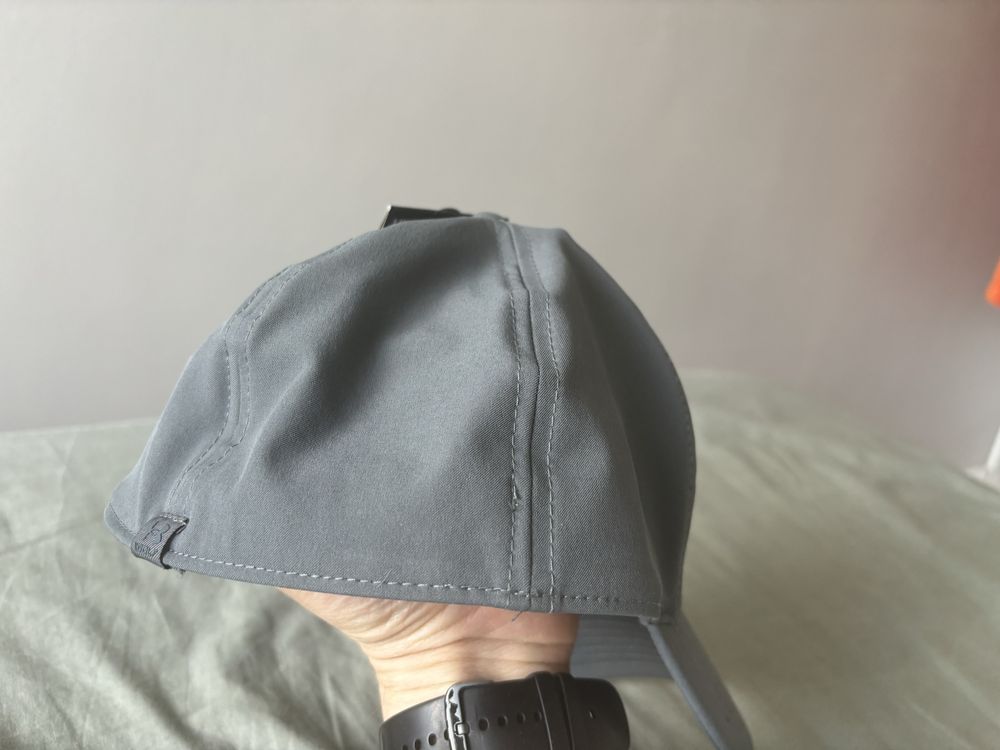 Nowa czapka z daszkiem M/L Under Armour szara